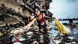 Manila, Philippinen. Dieses Bild von Hartmut Schwarbach Argus belegt beim internationalen Foto-Wettbewerbs von Unicef den ersten Platz. Es zeigt Kinder am Hafen, die Plastikflaschen aus der verdreckten Bucht sammeln, um sie bei einem Müll-Recycler zu verkaufen.