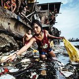 Manila, Philippinen. Dieses Bild von Hartmut Schwarbach Argus belegt beim internationalen Foto-Wettbewerbs von Unicef den ersten Platz. Es zeigt Kinder am Hafen, die Plastikflaschen aus der verdreckten Bucht sammeln, um sie bei einem Müll-Recycler zu verkaufen.