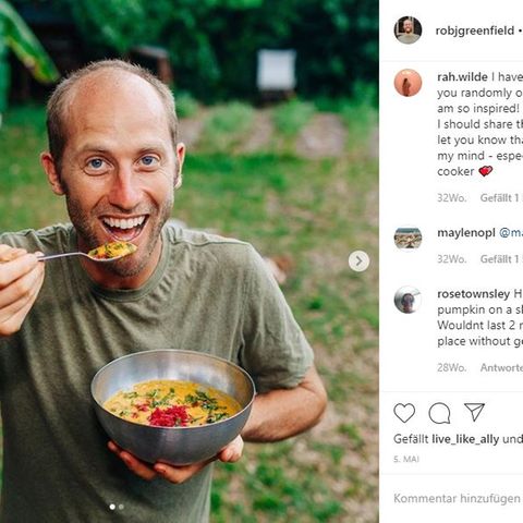 Rob Greenfield ernährte sich ein Jahr nur davon, was er selbst anbaute oder sammelte. Auf Instagram sieht man, was auf seinem Teller landete: Auf dem Bild isst er eine Suppe aus Kürbis, Möhre, Süßkartoffeln und Kokosmilch.