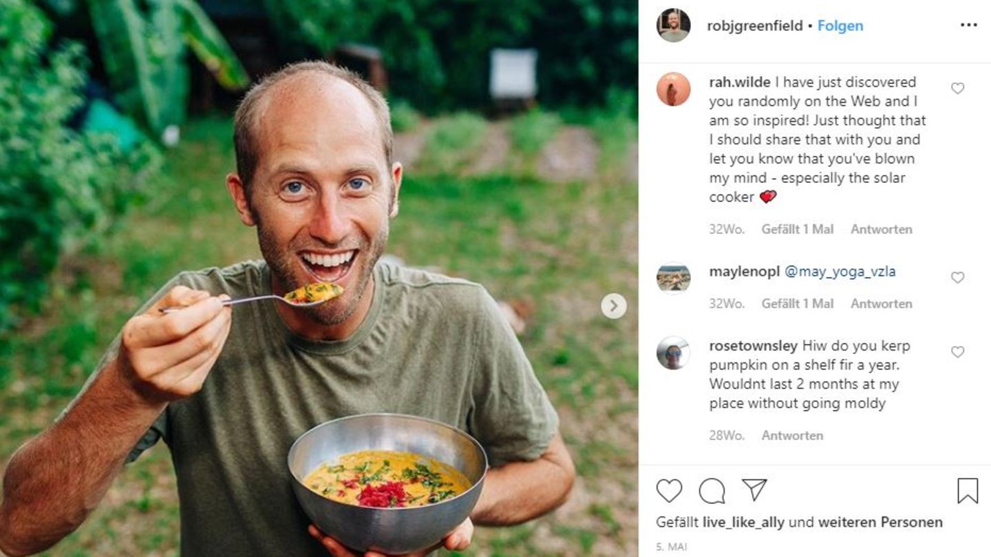 Rob Greenfield ernährte sich ein Jahr nur davon, was er selbst anbaute oder sammelte. Auf Instagram sieht man, was auf seinem Teller landete: Auf dem Bild isst er eine Suppe aus Kürbis, Möhre, Süßkartoffeln und Kokosmilch.