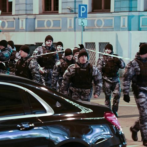 Einsatzkräfte in der Nähe der FSB-zentrale in Moskau nach dem Angriff am Donnerstagabend