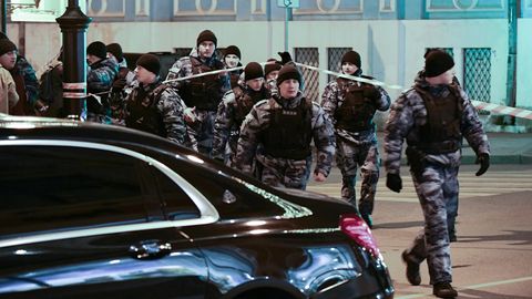 Einsatzkräfte in der Nähe der FSB-zentrale in Moskau nach dem Angriff am Donnerstagabend