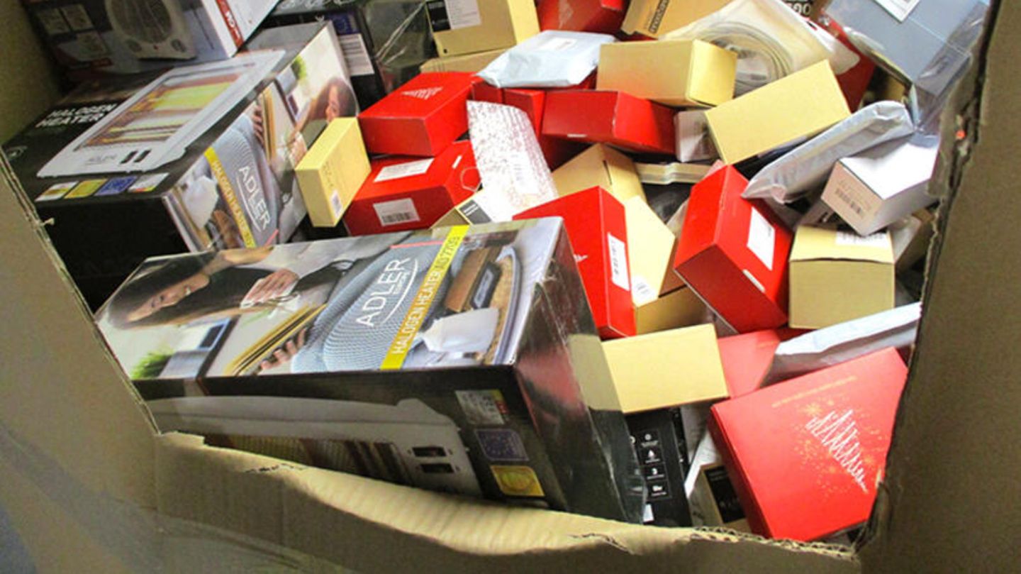 Teuer weiterlagern oder billig zerstören - vor dieser Wahl stehen viele Händler, die ihre Ware auf Amazon anbieten.