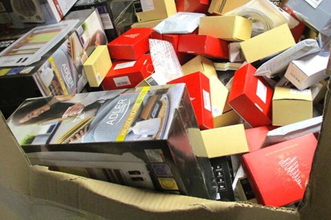 Teuer weiterlagern oder billig zerstören - vor dieser Wahl stehen viele Händler, die ihre Ware auf Amazon anbieten.
