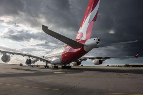 Airbus A380 von Qantas auf dem Taxiway in Dresden
