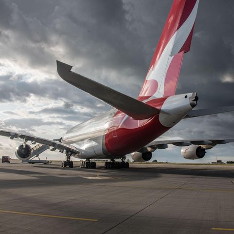 Airbus A380 von Qantas auf dem Taxiway in Dresden