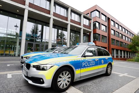 Einsatzfahrzeuge vor dem Polizeipräsidium in Bonn