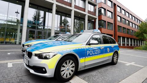 Einsatzfahrzeuge vor dem Polizeipräsidium in Bonn