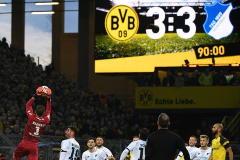 Live im TV: Szene aus dem Spiel Hoffenheim gegen Dortmund im Februar 2019