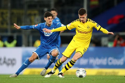Der Hoffenheimer Florian Grillitsch (l.) und der Borusse Julian Weigl kämpfen um den Ball