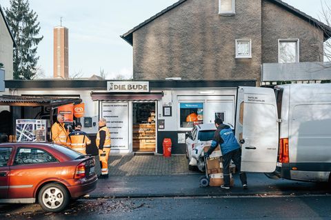 Ein Paketbote vor der "Bude"