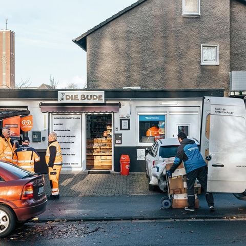 Ein Paketbote vor der "Bude"