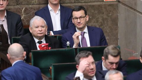 Jaroslaw Kaczynski (2.Reihe, l), Vorsitzender der PiS-Partei, und Mateusz Morawiecki (2. Reihe, r), Premierminister von Polen
