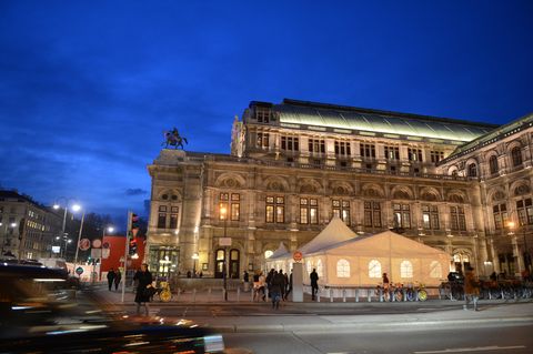 Die Wiener Staatsoper, aufgenommen am Abend.