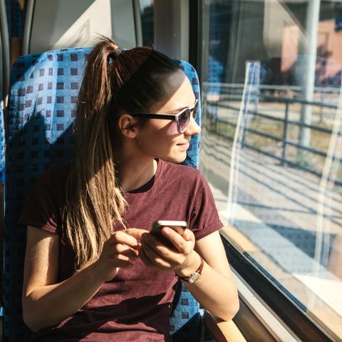 Stundenlang da sitzen und starren, ohne wie ein Psycho auszusehen: Das geht nur beim Bahnfahren