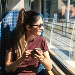 Stundenlang da sitzen und starren, ohne wie ein Psycho auszusehen: Das geht nur beim Bahnfahren