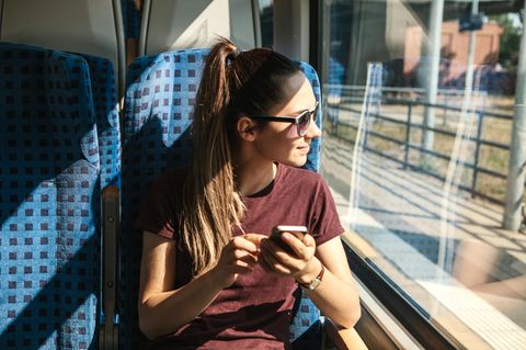 Stundenlang da sitzen und starren, ohne wie ein Psycho auszusehen: Das geht nur beim Bahnfahren