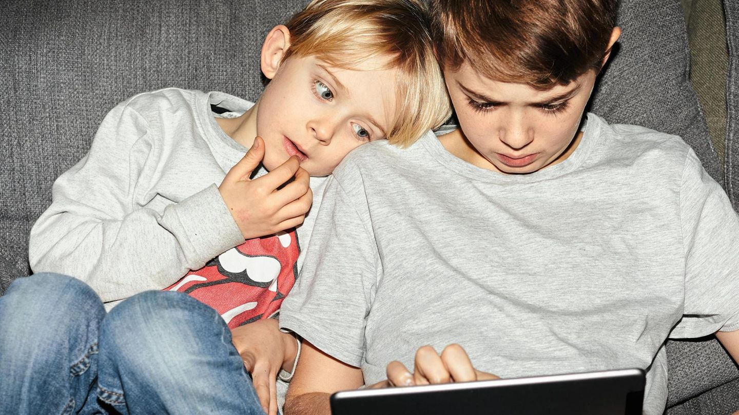 Zwei Kinder mit einem Tablet