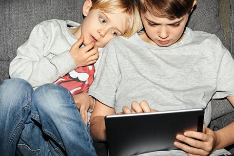 Zwei Kinder mit einem Tablet