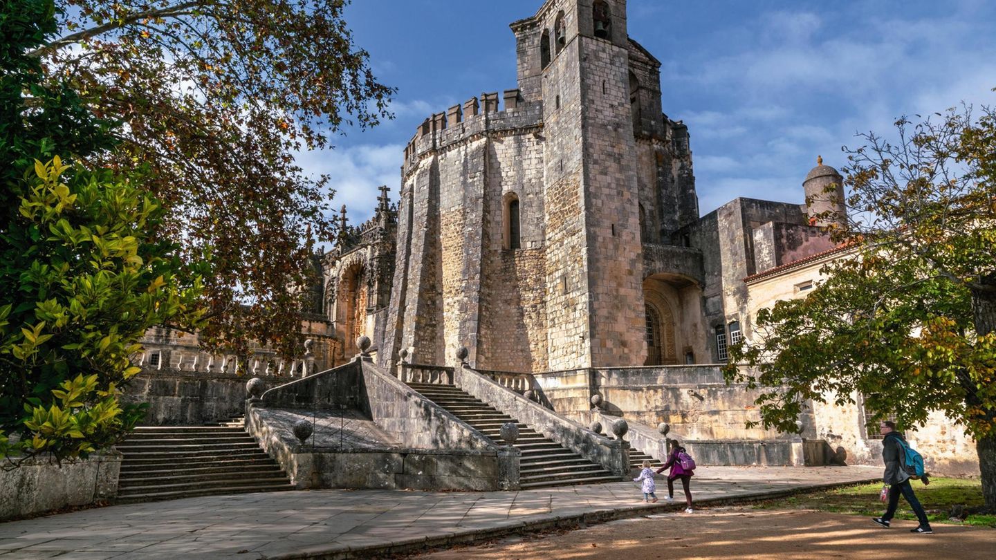 Tourists visit the Convent of Christ, a UNESCO world heritage site in the central Portuguese city of Tomar. The Convent was originally a 12th-century Knights Templar stronghold, among the most skilled fighting units of the Crusades. When the order was d... Das Christuskloster in Tomar