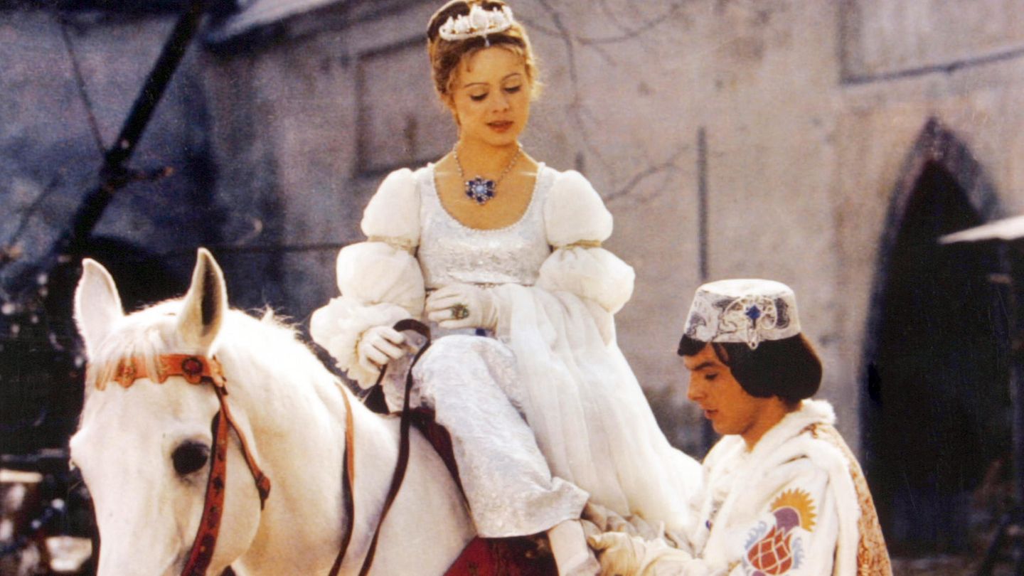 Filmszene aus "Drei Haselnüsse für Aschenbrödel": Der Prinz (Pavel Travnicek) zieht Aschenbrödel (Libuse Safrankova) den verlorenen Schuh an.