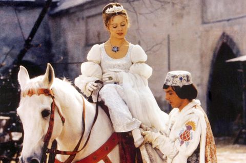 Filmszene aus "Drei Haselnüsse für Aschenbrödel": Der Prinz (Pavel Travnicek) zieht Aschenbrödel (Libuse Safrankova) den verlorenen Schuh an.