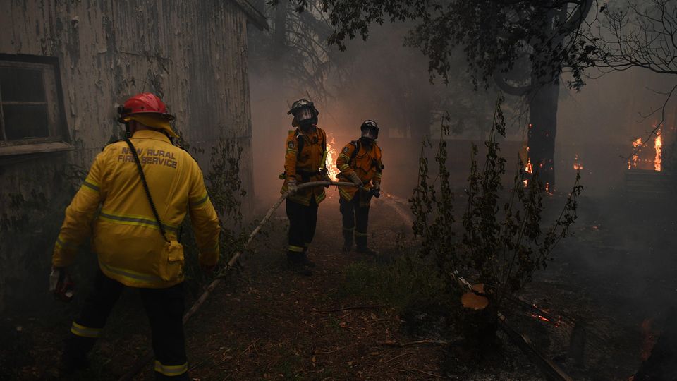Feuerwehrleute kämpfen in New South Wales gegen die Flammen