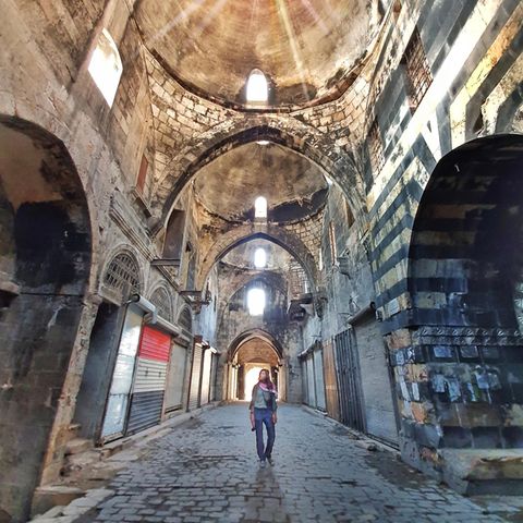 Eva zu Beck, Influencerin aus Polen, geht durch den zerstörten Markt in Aleppo