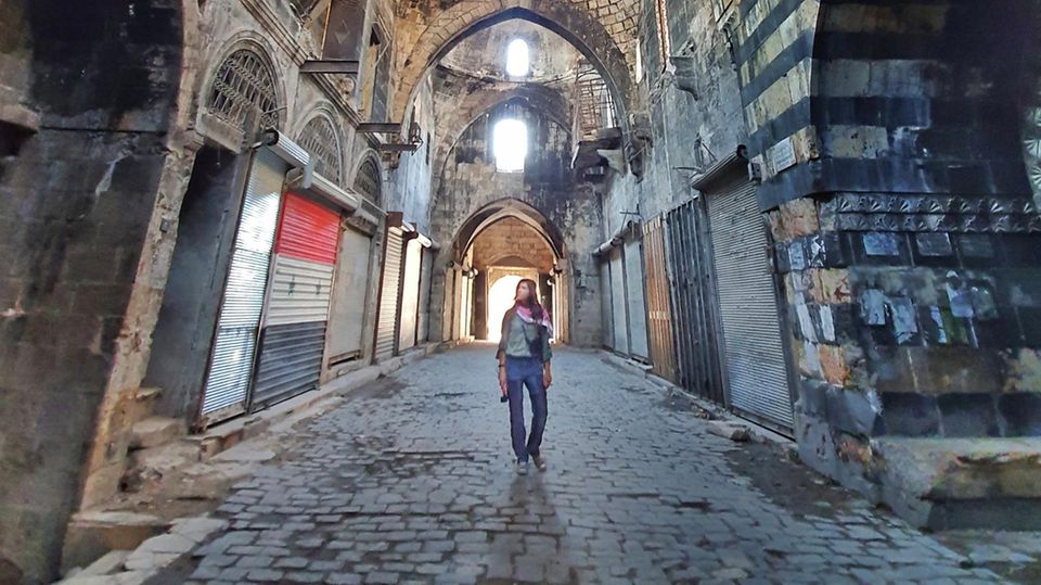 Eva zu Beck, Influencerin aus Polen, geht durch den zerstörten Markt in Aleppo