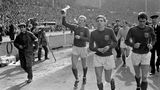 Tote Promis 2019: Martin Peters (Mitte) läuft nach dem Sieg gegen Deutschland im Wembleystadion eine Ehrenrunde