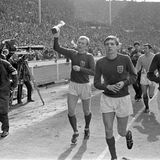 Tote Promis 2019: Martin Peters (Mitte) läuft nach dem Sieg gegen Deutschland im Wembleystadion eine Ehrenrunde