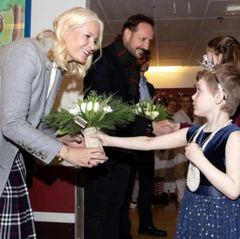 Mette-Marit und Haakon überraschen kranke Kinder in einem norwegischen Krankenhaus