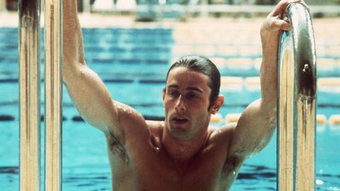 Roland Matthes steigt am 2. September 1972 in München aus dem Schwimmbecken