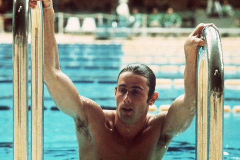 Roland Matthes steigt am 2. September 1972 in München aus dem Schwimmbecken