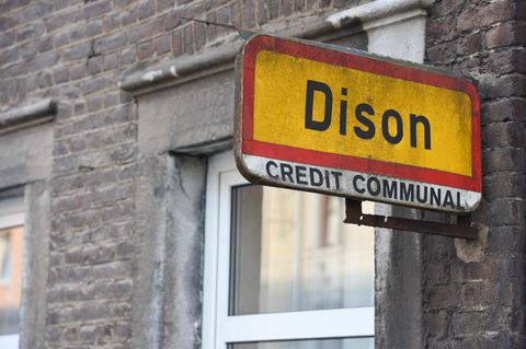 Ein Straßenschild im belgischen Dison