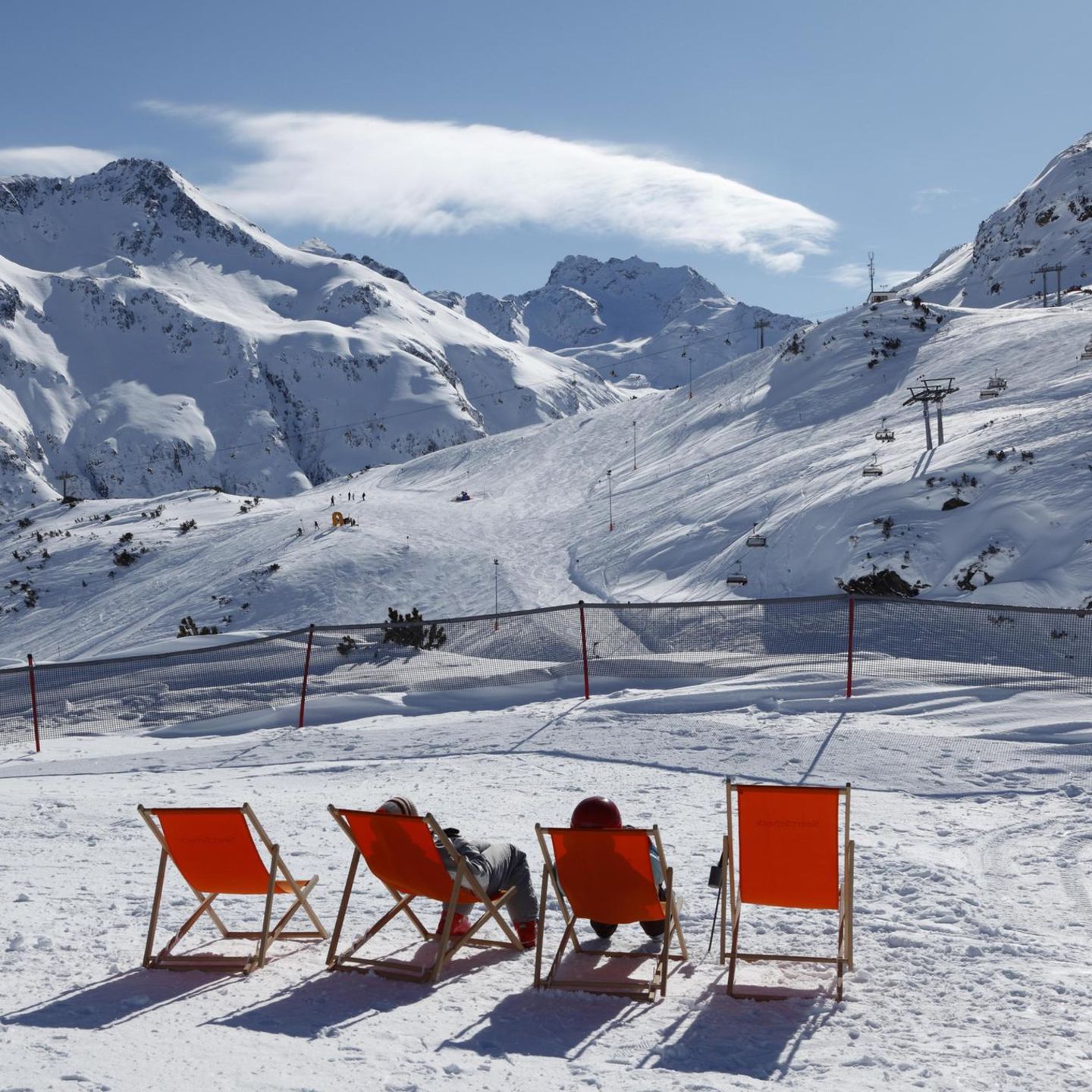 Liegestühle auf der Skipiste