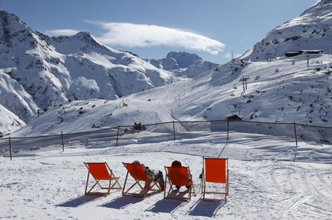 Liegestühle auf der Skipiste