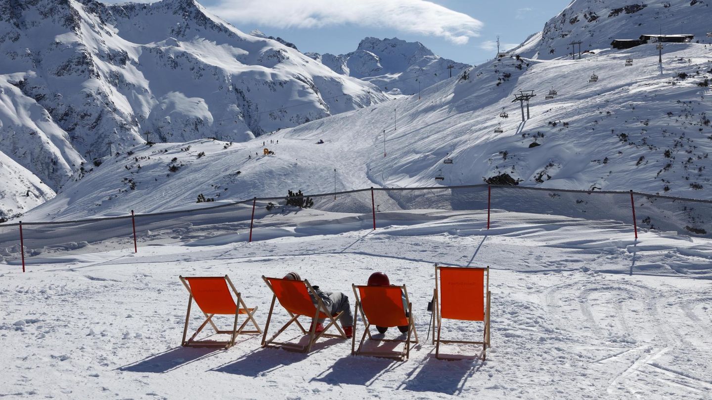 Liegestühle auf der Skipiste