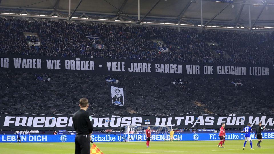 Bundesliga im stern-Check: Choreo zu Ehren des verstorbenen Schalke-Ultras