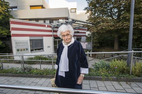 Lisel Heise vor dem Rathaus