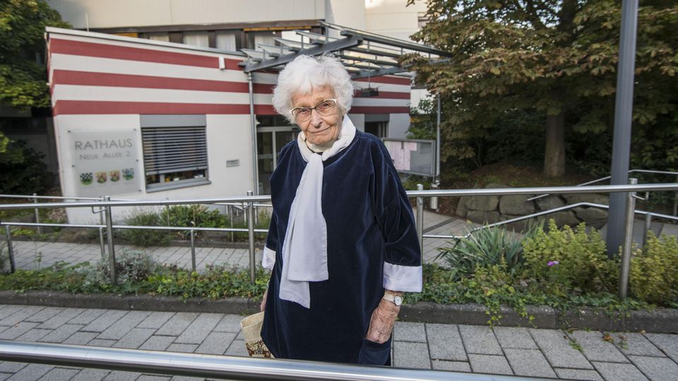 Lisel Heise vor dem Rathaus Lisel Heise vor dem Rathaus