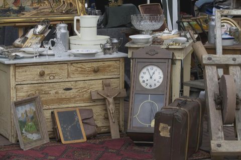 Nachrichten aus Deutschland: Wanduhr und anderer Trödel auf einem Flohmarkt