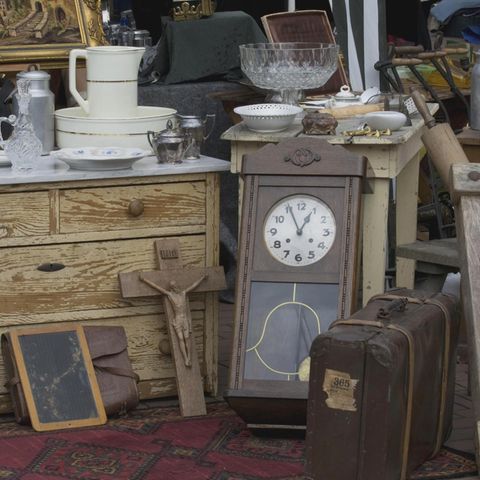 Nachrichten aus Deutschland: Wanduhr und anderer Trödel auf einem Flohmarkt