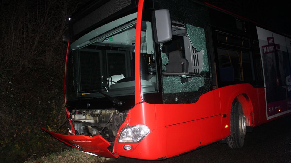 Nachrichten Deutschland Aachen Nachrichten aus Deutschland: Ein demolierter Gelenkbus steht in Aachen an einem Straßenrand