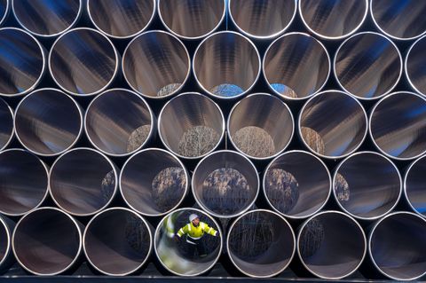 Ein Mitarbeiter prüft tonnenschwere Rohre für die zukünftige Ostsee-Erdgastrasse Nord Stream 2