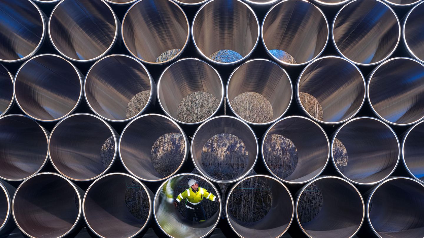 Ein Mitarbeiter prüft tonnenschwere Rohre für die zukünftige Ostsee-Erdgastrasse Nord Stream 2