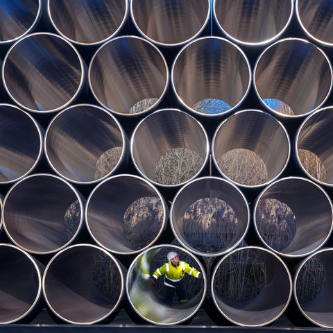 Ein Mitarbeiter prüft tonnenschwere Rohre für die zukünftige Ostsee-Erdgastrasse Nord Stream 2