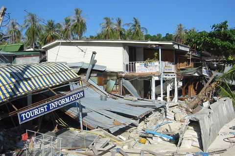 Wenige Tage nach dem Tsunami auf Koh Phi Phi, der Insel zwischen Phuket und Koh Lanta