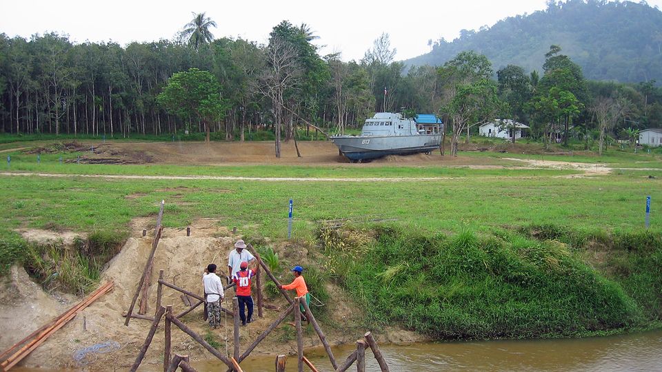 Das 25 Meter lange Patroilenboot 813 der Marine wurde durch die Gewalt der Welle zwei Kilometerweit ins Landesinnere von Khao Lak getrieben, ehe es liegen blieb - heute eine Mahnmal. Das 25 Meter lange Patroilenboot 813 der Marine wurde durch die Gewalt der Welle zwei Kilometerweit ins Landesinnere von Khao Lak getrieben, ehe es liegen blieb - heute eine Mahnmal.