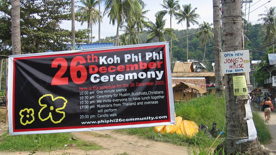 Ein Jahr nach der Katastrophe: Auf Koh Phi Phi findet eine Gedenkveranstaltung für Überlebende und Angehörige der Opfer statt. Ein Jahr nach der Katastrophe: Auf Koh Phi Phi findet eine Gedenkveranstaltung für Überlebende und Angehörige der Opfer statt.